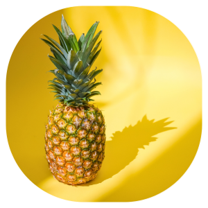 Grafika uzupełniająca tekst o owocach egzotycznych. Obraz przedstawiający dorodnego ananasa, przy akapicie owocach tropikalnych.